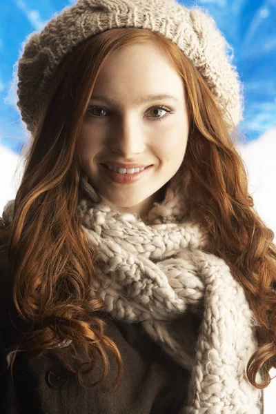 Dospívající Dívka Která Nosí Teplé Zimní Oblečení Klobouk Studiu — Stock fotografie