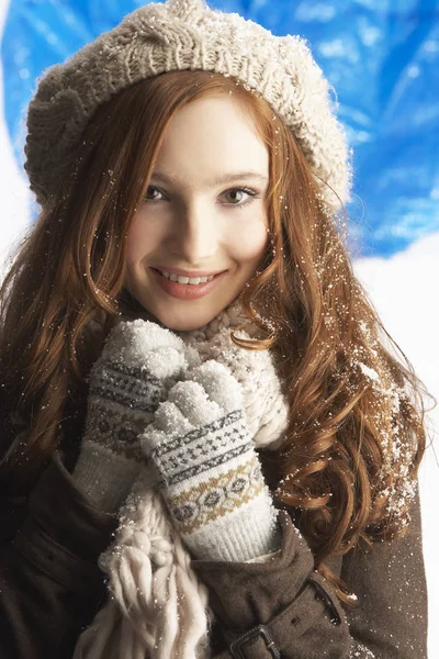 Stüdyoda Sıcak Kış Elbise Şapka Giyen Genç Kız — Stok fotoğraf