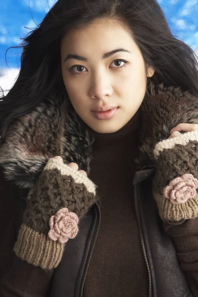 Genç Kadın Stüdyoda Sıcak Kış Kıyafetleri — Stok fotoğraf