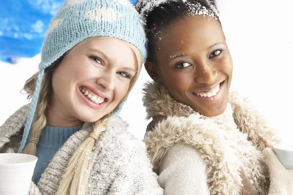 Dos Mujeres Jóvenes Con Ropa Cálida Invierno Sosteniendo Bola Nieve —  Fotos de Stock