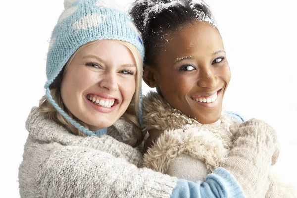 Dos Mujeres Jóvenes Con Ropa Cálida Invierno Sosteniendo Bola Nieve —  Fotos de Stock