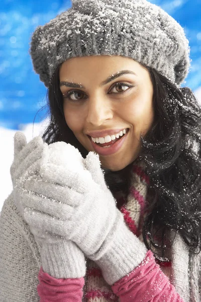 Молода Жінка Носить Теплий Зимовий Одяг Капелюх Тримає Сніжку Студії — стокове фото
