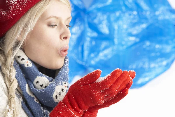 Jovem Mulher Vestindo Roupas Quentes Inverno Chapéu Segurando Neve Estúdio — Fotografia de Stock