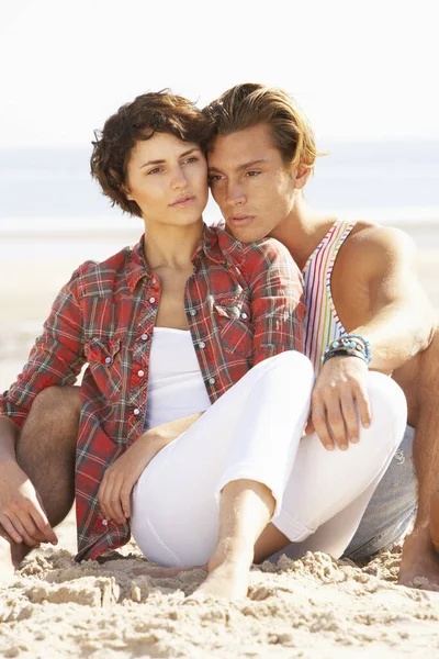 Romantique Jeune Couple Relaxant Sur Plage — Photo