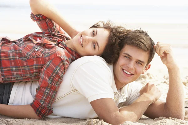 Romantique Jeune Couple Relaxant Sur Plage — Photo