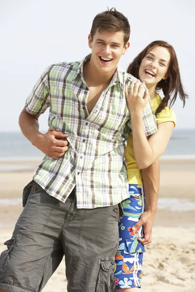 Couple Adolescent Romantique Embrassant Sur Plage — Photo