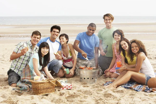 Group Friends Enjoying Barbeque Beach Together — Stock Photo, Image