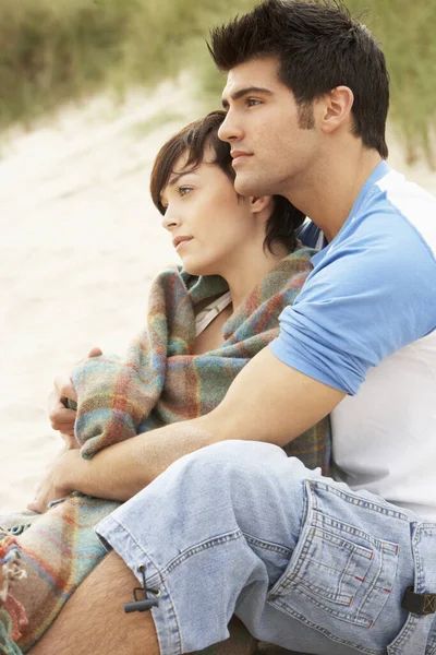 Романтическая Молодая Пара Обнимающаяся Пляже — стоковое фото