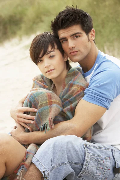 Romântico Jovem Casal Abraçando Praia — Fotografia de Stock