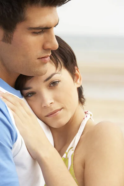 Romantique Jeune Couple Embrassant Sur Plage — Photo