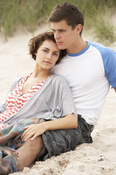 Romantique Jeune Couple Embrassant Sur Plage — Photo