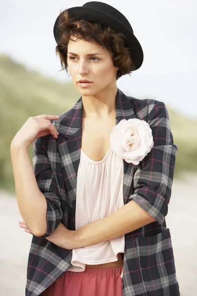 Modisch Gekleidete Attraktive Junge Frau Inmitten Von Sanddünen — Stockfoto