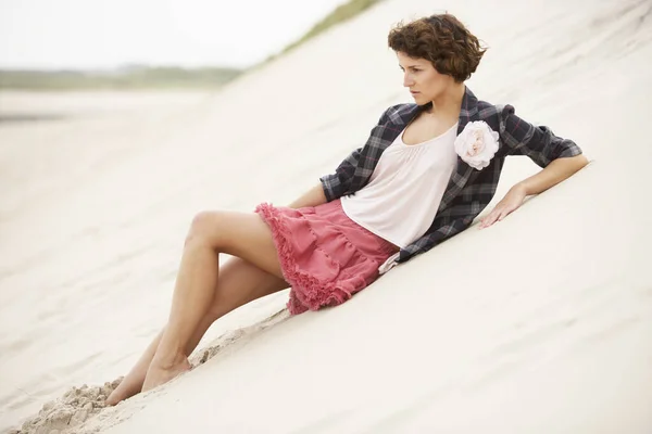 Fashionably Dressed Attractive Young Woman Standing Amongst Sand Dunes — Stock Photo, Image