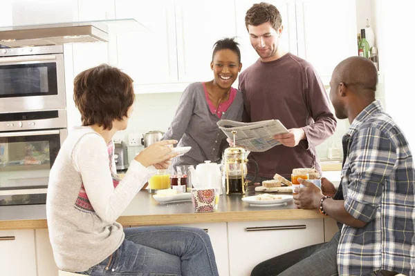 Groep Van Jonge Vrienden Voorbereiding Ontbijt Moderne Keuken — Stockfoto