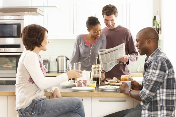 Groep Van Jonge Vrienden Voorbereiding Ontbijt Moderne Keuken — Stockfoto