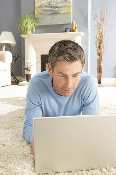 Man Using Laptop Relaxing Laying Rug Home — Stock Photo, Image