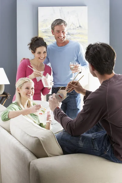 Groep Vrienden Genieten Van Chinese Afhaalmaaltijden Maaltijd Thuis — Stockfoto