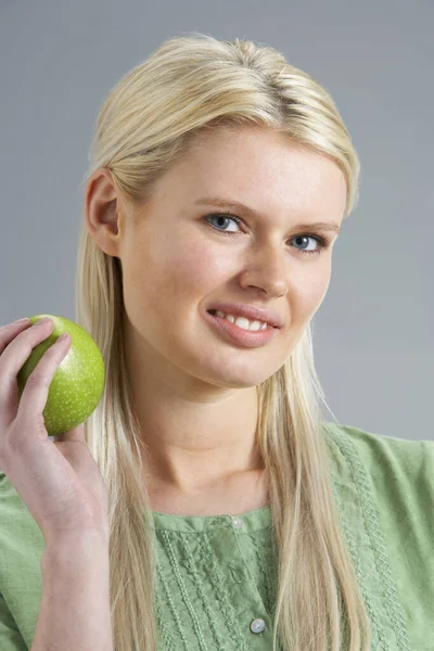 Kvinnan Slappnar Soffan Äta Äpple Hemma — Stockfoto