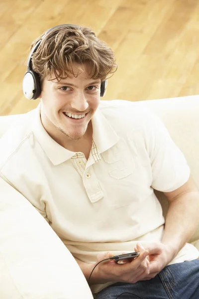 Hombre Escuchando Reproductor Mp3 Los Auriculares Relajante Acostado Alfombra Casa — Foto de Stock