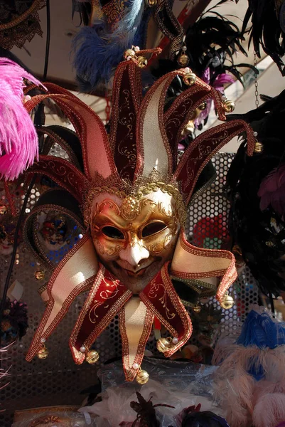 威尼斯宏伟宫殿上的狂欢节面具 — 图库照片