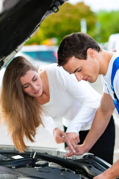 Frau Gespräch Mit Kfz Mechaniker — Stockfoto