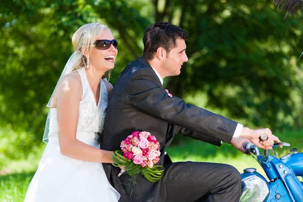 Esküvő Pár Egy Motorkerékpár — Stock Fotó