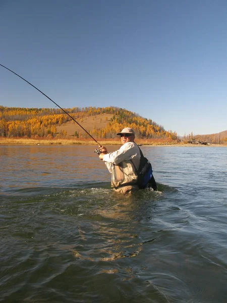 Homem Pescando Rio — Fotografia de Stock