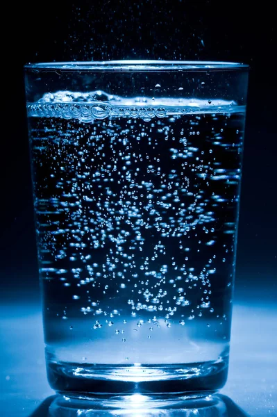 Glaswater Met Bubbels — Stockfoto