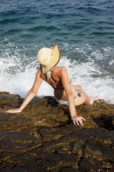 Mujer Con Sombrero Sentado Las Rocas — Foto de Stock