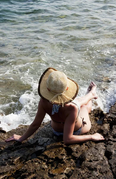 Žena Kloboukem Sedícím Skalách — Stock fotografie