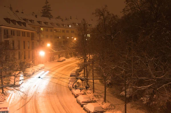 Główna Ulica Pokryta Świeżym Śniegiem Samochodami Znajdującymi Drogę Nocy — Zdjęcie stockowe