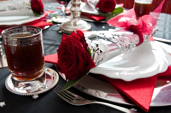 Festliche Tischdekoration Weihnachten Mit Silberner Und Roter Rosendekoration — Stockfoto