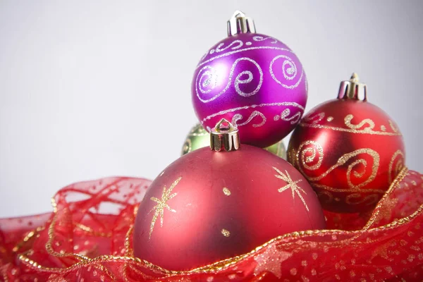 Bauble Rosso Nastro Rosso Uno Sfondo Bianco — Foto Stock