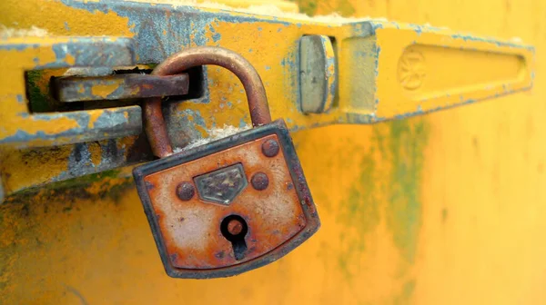 Old Rusty Padlock Background Blue Sky — Stock Photo, Image