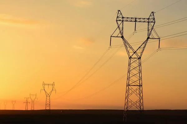 砂漠の日没で電柱 — ストック写真