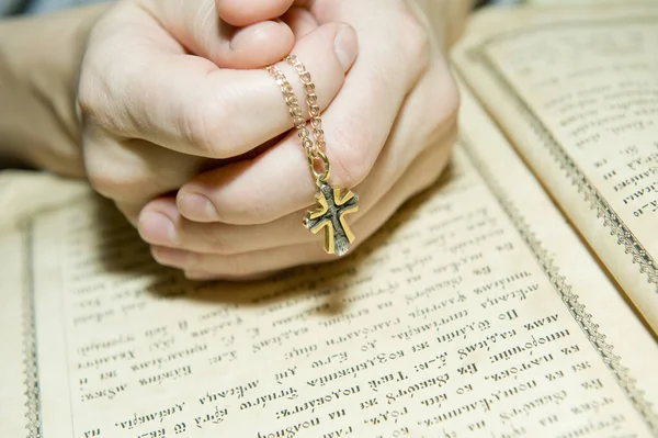 正統派の聖書に対する祈りの読書中の女性の手 — ストック写真