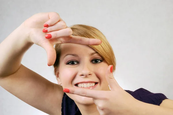 Het Jonge Meisje Toont Handen Een Bioscoop Schot — Stockfoto