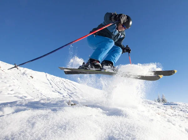 Mann Übt Extremski Sonnigem Tag — Stockfoto