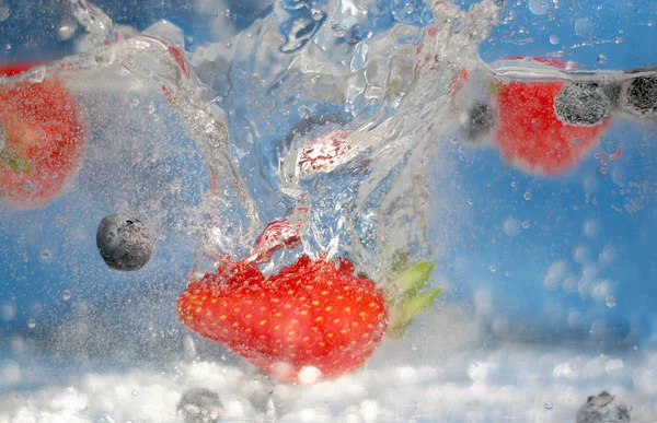 Saftige Rote Erdbeeren Und Blaubeeren Tauchen Ins Wasser — Stockfoto