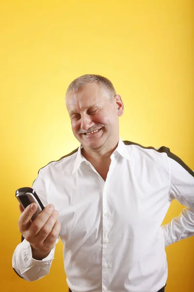 Portret Van Een Knappe Man Met Een Mobiele Telefoon — Stockfoto