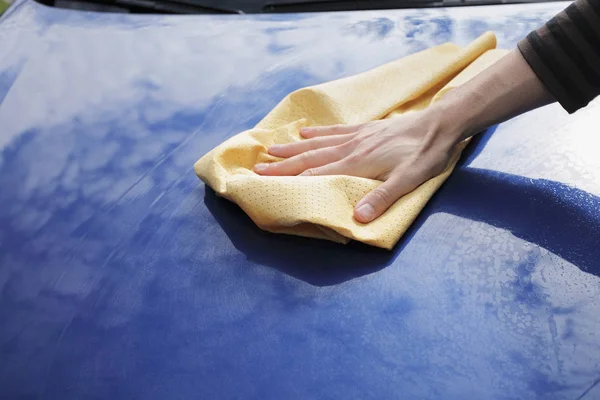 Рука Сушит Синий Автомобиль Синтетической Кожей Серны — стоковое фото