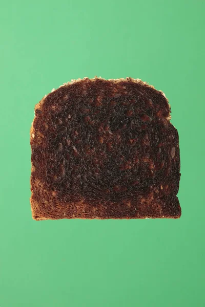 Eine Scheibe Gebranntes Toastbrot Auf Grünen — Stockfoto