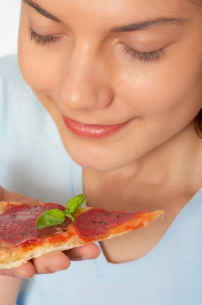 Femeie Care Mănâncă Pizza Focalizare Selectivă — Fotografie, imagine de stoc