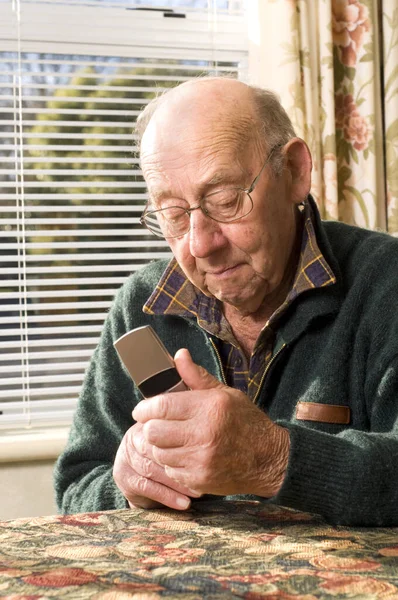 Senior Man Smskování Volání Mobilním Telefonem — Stock fotografie