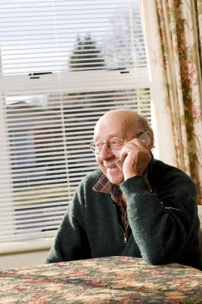 Senior Homme Textos Appels Avec Téléphone Mobile — Photo