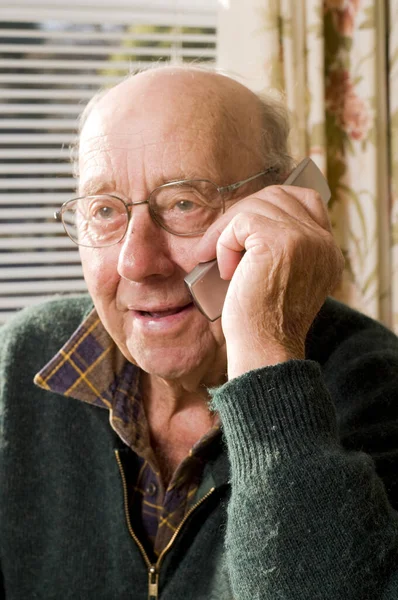 Senior Man Sms Och Ringer Med Mobiltelefon — Stockfoto