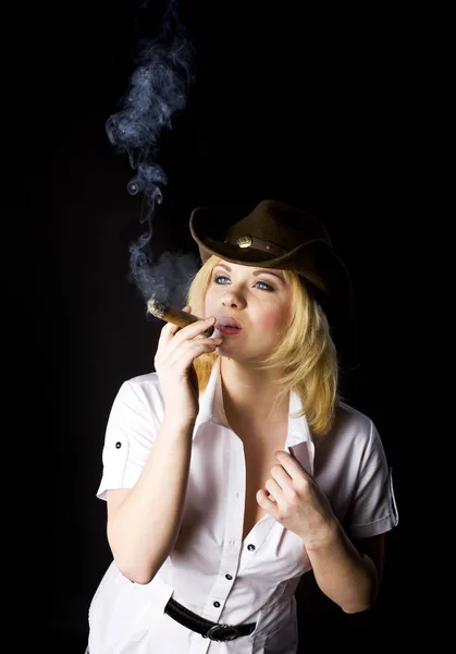 Blond Cowgirl Fumaça Tiro Estúdio — Fotografia de Stock