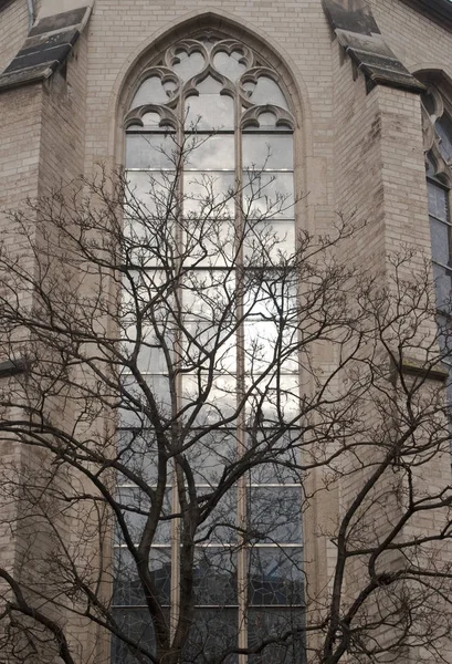 Αντανακλώντας Βιτρό Παράθυρο Της Εκκλησίας Του Αγίου Ανδρέου — Φωτογραφία Αρχείου