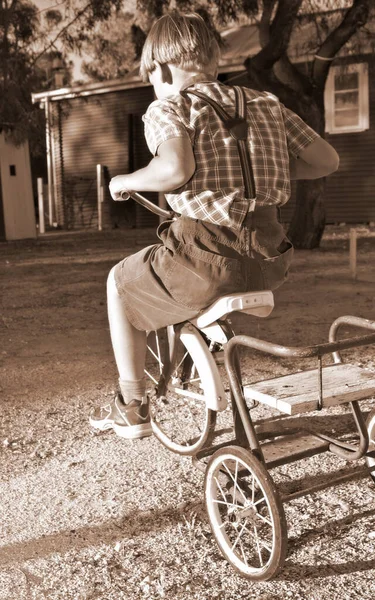 Eski Tarz Giyinmiş Genç Bir Çocuk Tekerlekli Bisiklet Sürüyor — Stok fotoğraf