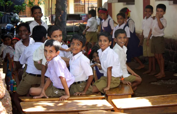Dapoli Índia Setembro 2008 Crianças Uma Pequena Escola Uma Aldeia — Fotografia de Stock